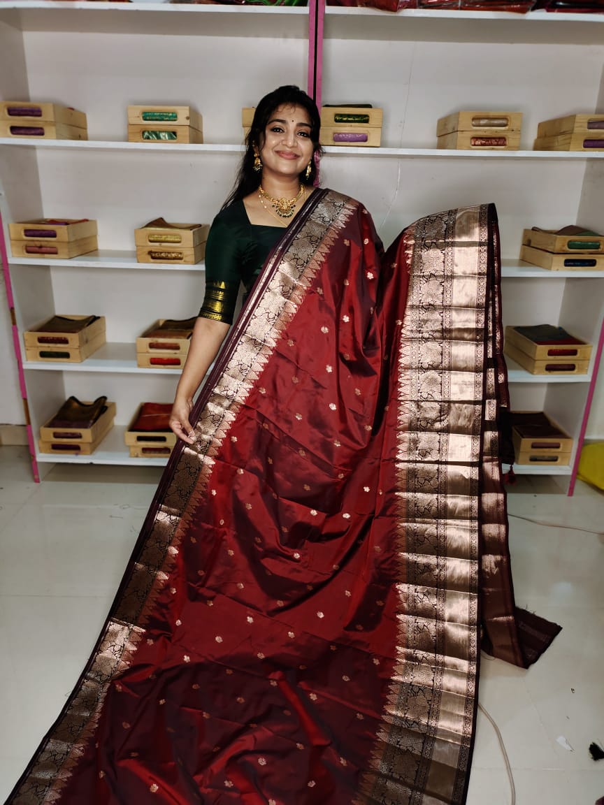 మృదువైన బనారసి పట్టు