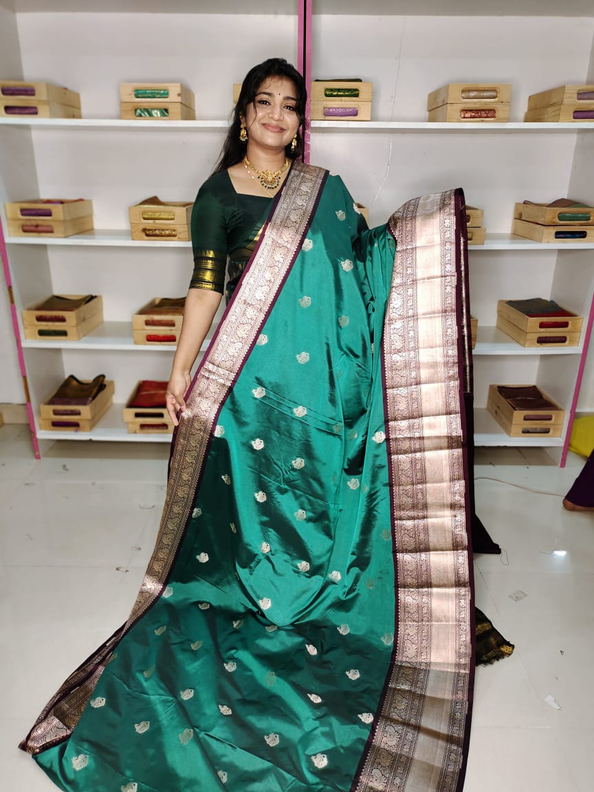 మృదువైన బనారసి పట్టు