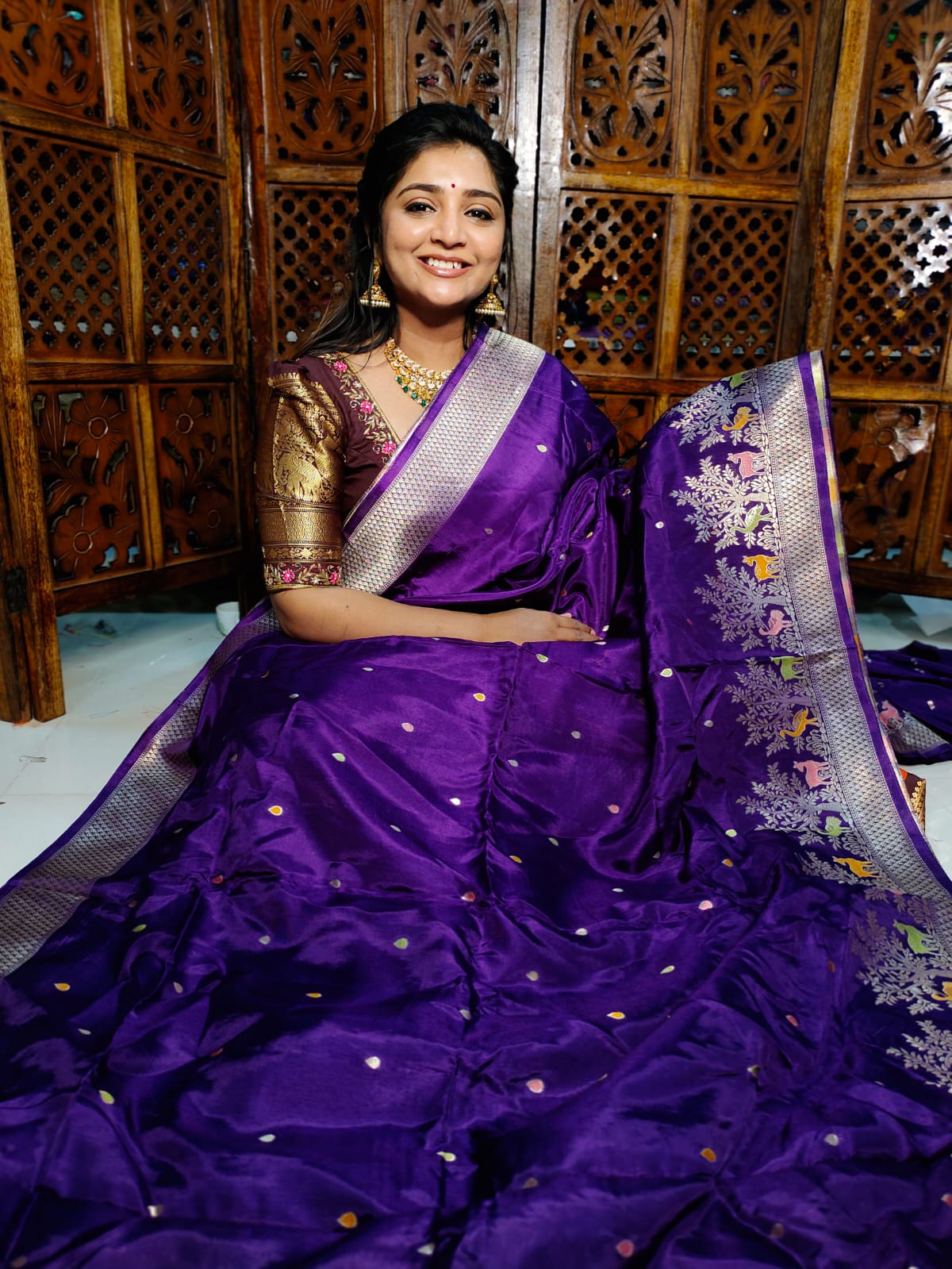 50% ఫ్యాన్సీ చీరలను అందిస్తారు