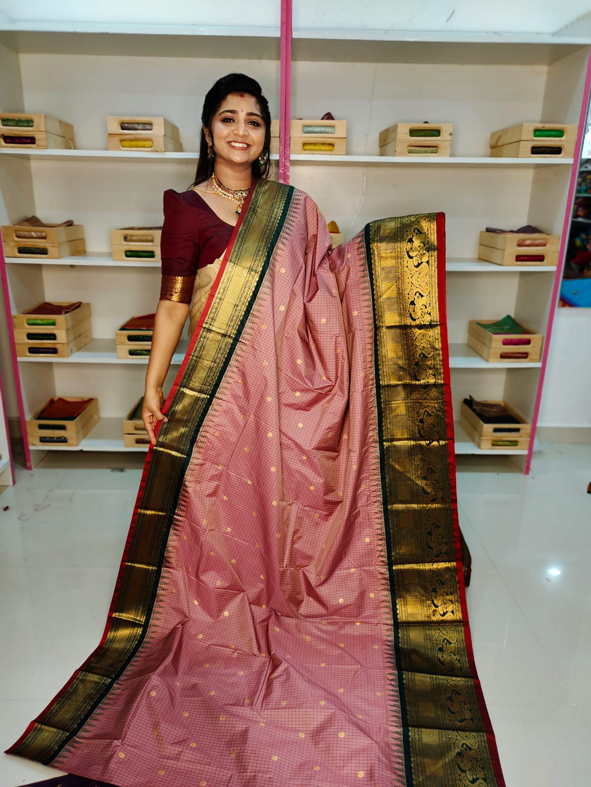 50% గద్వాల్ పట్టు చీరలను ఆఫర్ చేస్తాయి