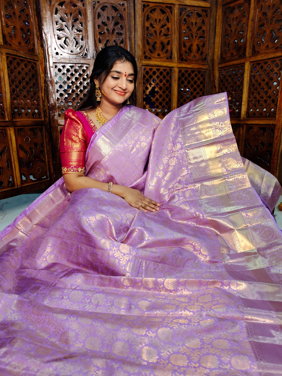 90% కంచి పట్టు చీరలను అందిస్తున్నాయి