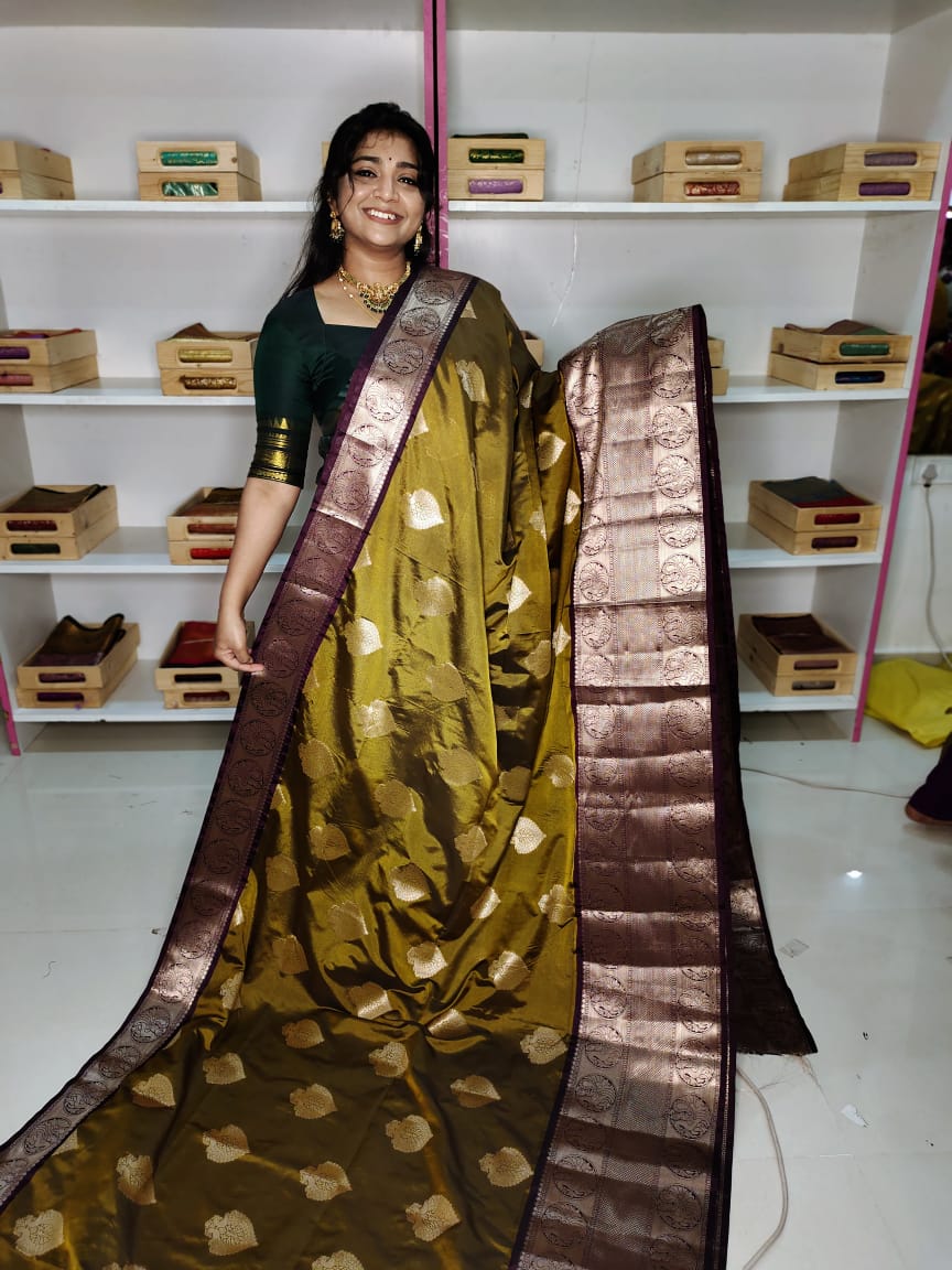 మృదువైన బనారసి పట్టు