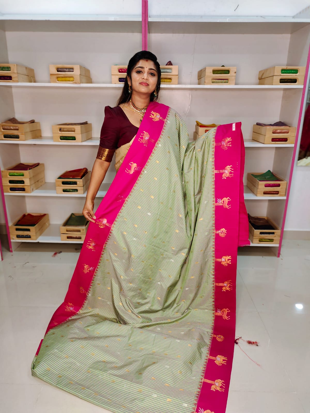 50% గద్వాల్ పట్టు చీరలను ఆఫర్ చేస్తాయి