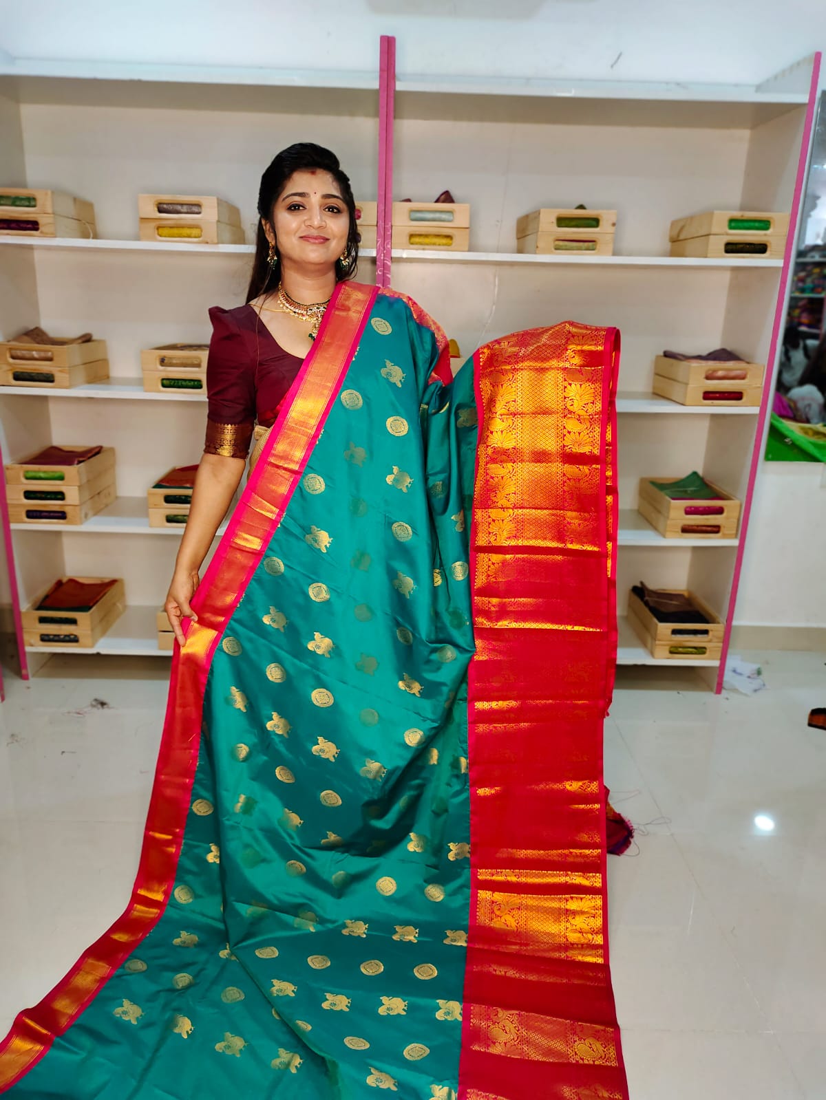 50% గద్వాల్ పట్టు చీరలను ఆఫర్ చేస్తాయి
